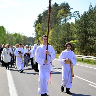 Pielgrzymka do kapliczki (03.05)