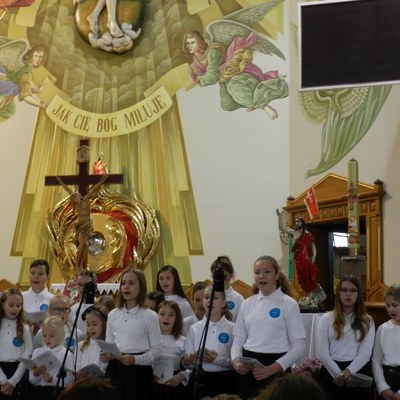 Dzieci modliły się i śpiewały patriotyczne pieśni